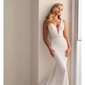 Never been worn Mon Cheri Wedding Dress